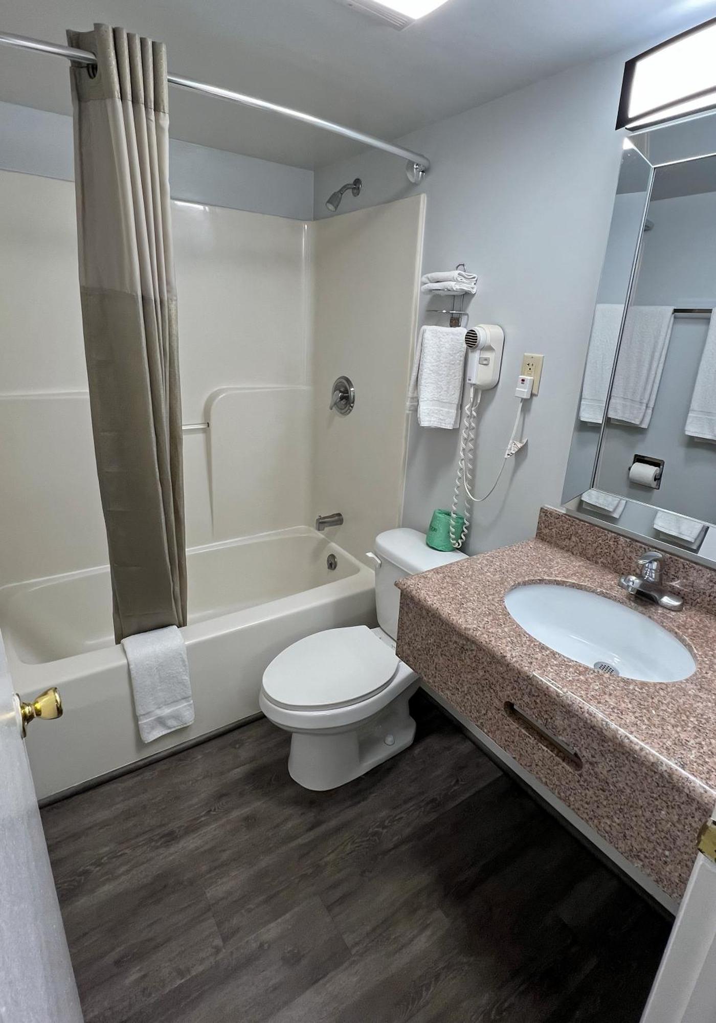 America'S Best Value Inn Lancaster Rohrerstown Экстерьер фото